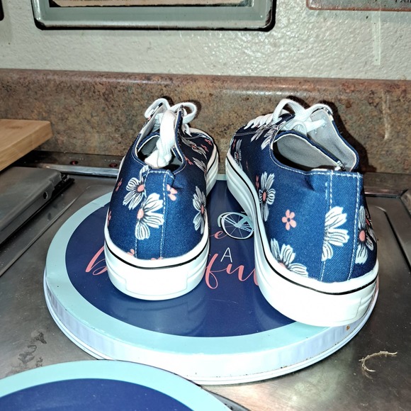 ADORABLE Lightweight low top Fits US 9-9.5 - Picture 4 of 7